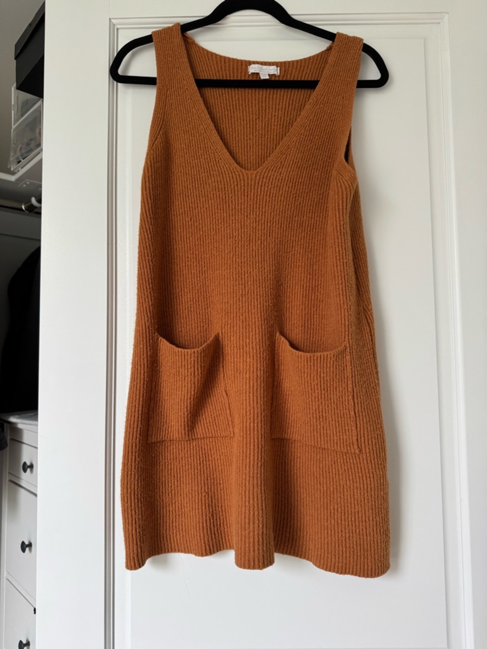 Sleeveless V-Neck Knit Pocket Dress in Rust
